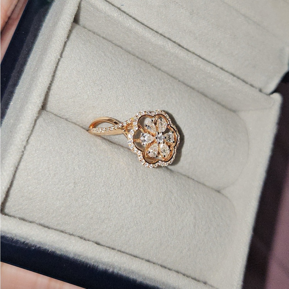 18k gold Natural Diamond Ring